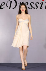 бежевое симпатичное коктейльное платье без бретелек