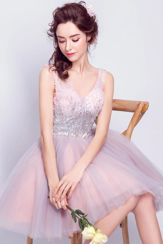 Vestidos de cóctel de lentejuelas rosadas con corte en V