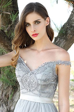 Robe de soirée longue gris décolleté en V dentelle bijoutée