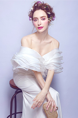 Платье для выпускного с длинным шлейфом и открытыми плечами Платье для выпускного с длинным шлейфом и открытыми плечами