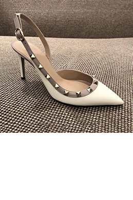 Закрытый остроконечный ботинок на высоких каблуках