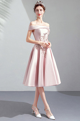 Розовое кружевное платье с открытыми плечами